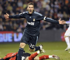 开云在线赛事平台-猛龙双城记，范弗利特接管NBA季后赛，深圳队如何从压制中汲取力量？