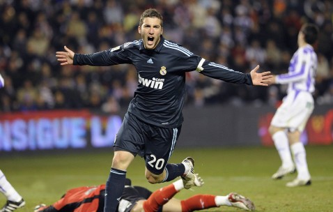 开云在线赛事平台-猛龙双城记，范弗利特接管NBA季后赛，深圳队如何从压制中汲取力量？