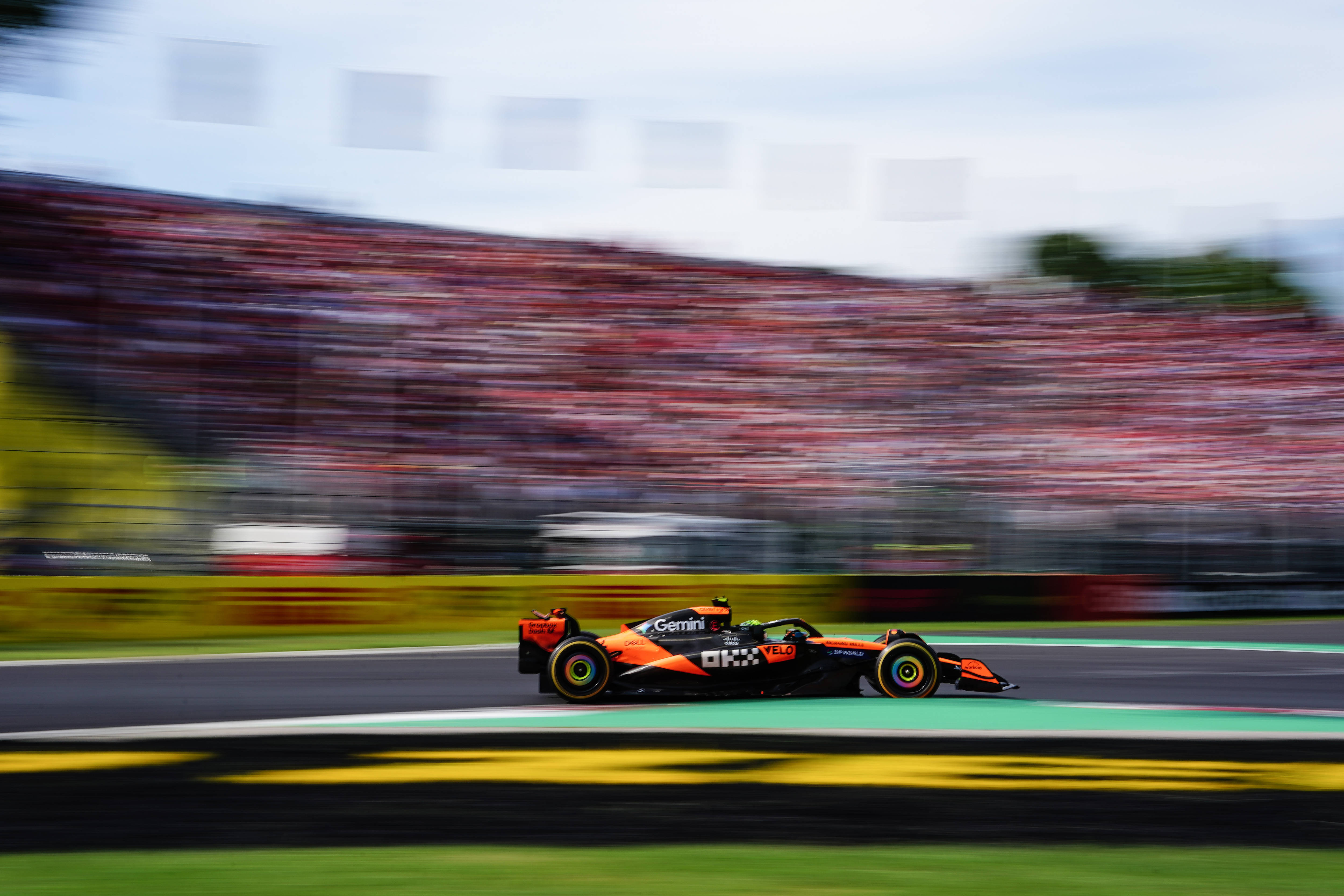 迈凯伦险胜红牛车队,维斯塔潘惊艳四座 迈凯伦险胜红牛车队,维斯塔潘惊艳四座