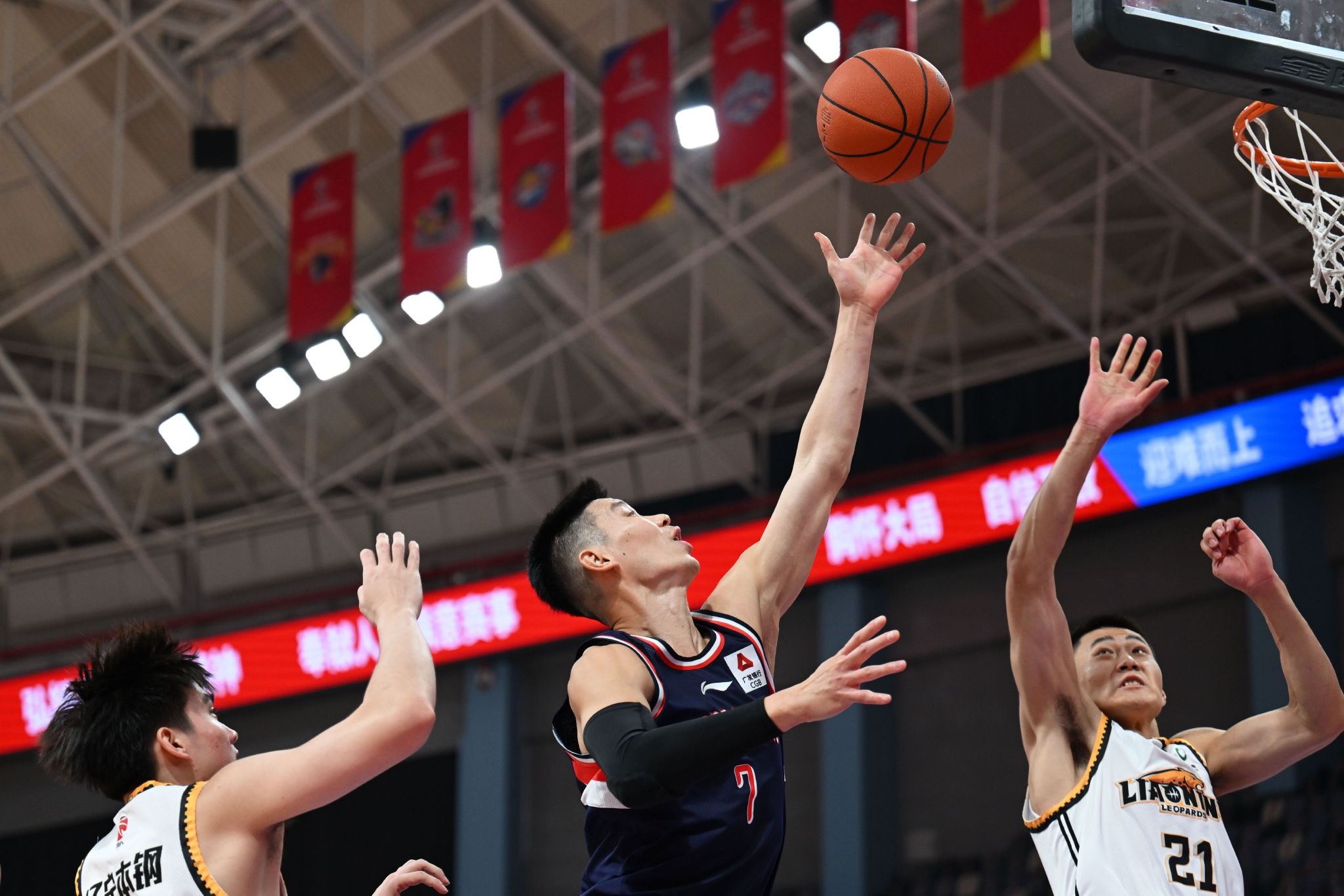 爵士轻取福建队,赵继伟统治全场 爵士轻取福建队,赵继伟统治全场