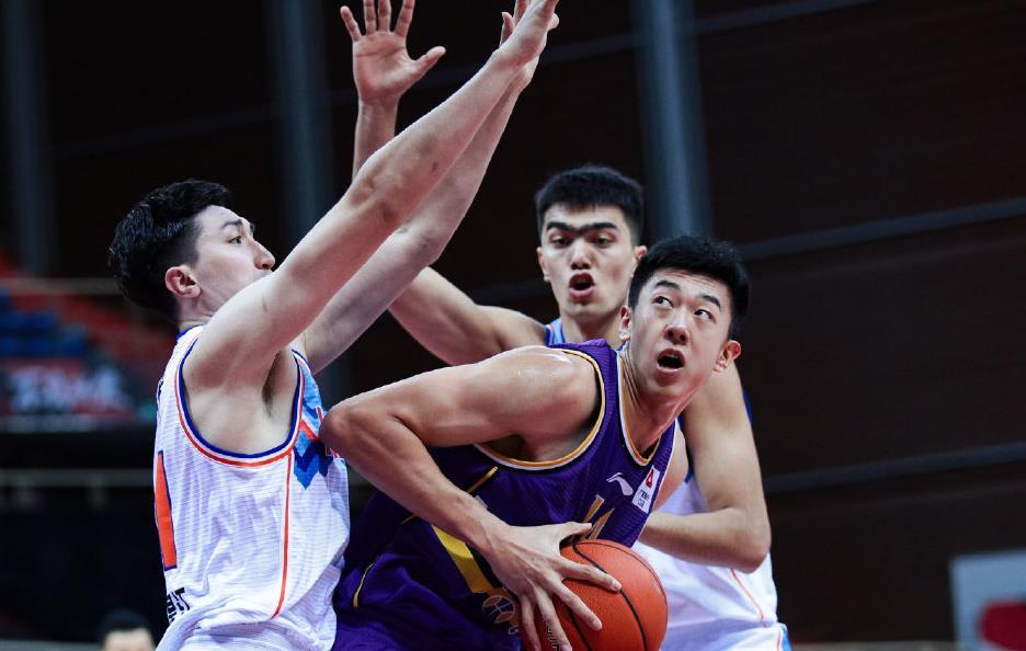 深圳队碾压新疆队,塔图姆高光表现 深圳队碾压新疆队,塔图姆高光表现