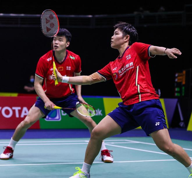 中国队险胜丹麦队，黄鸭组合统治全场