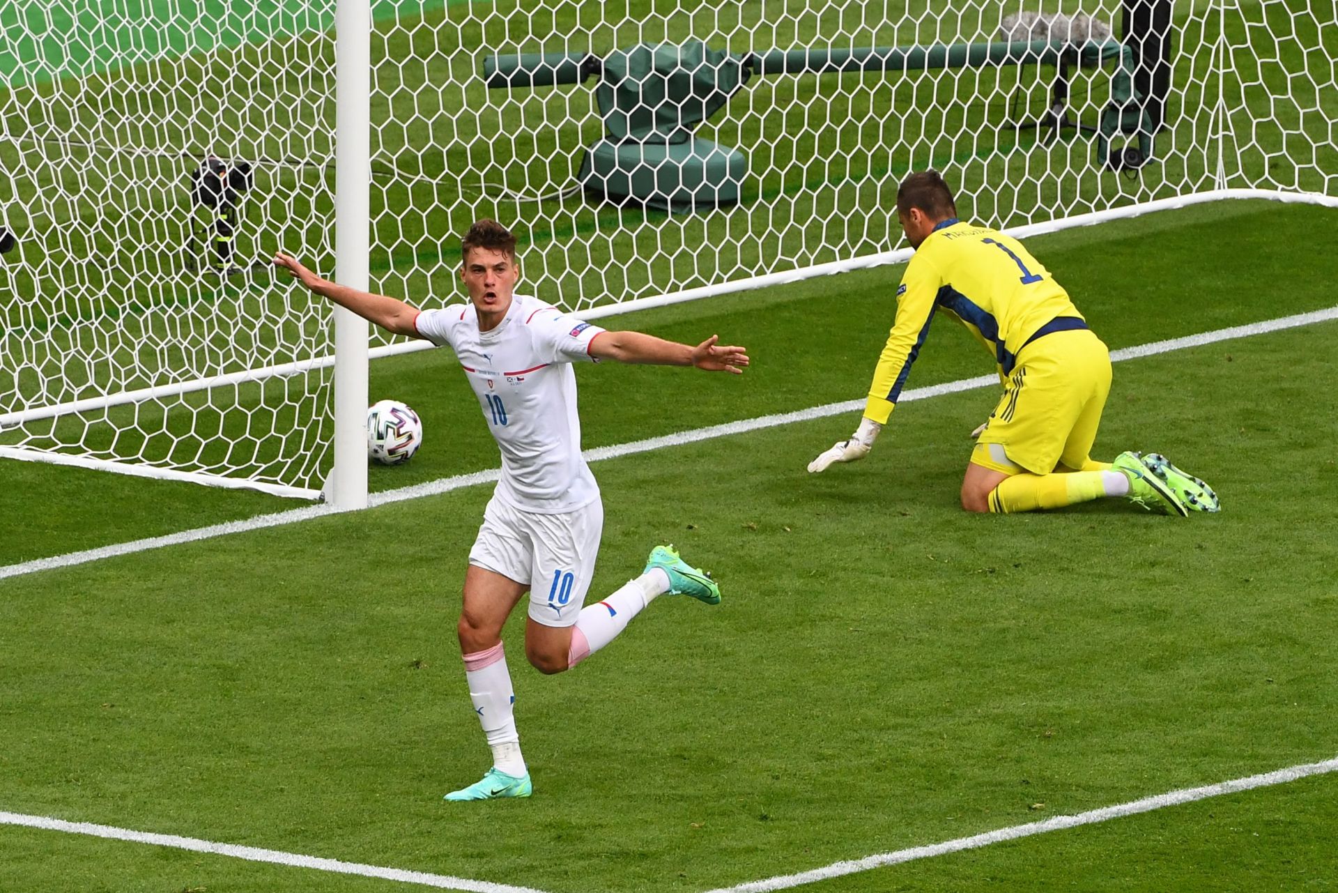 日本力克波兰，范戴克惊艳四座