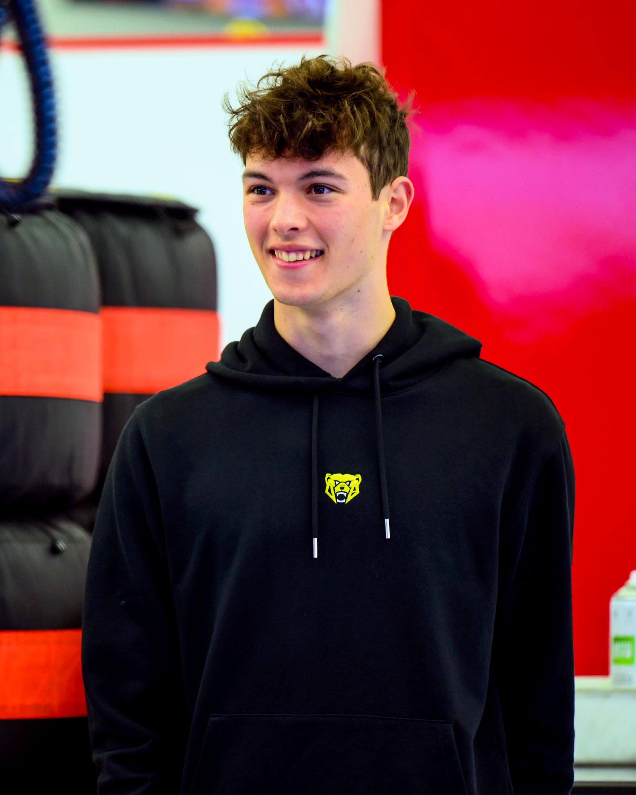 哈斯车队横扫红牛二队，塞恩斯带队取胜