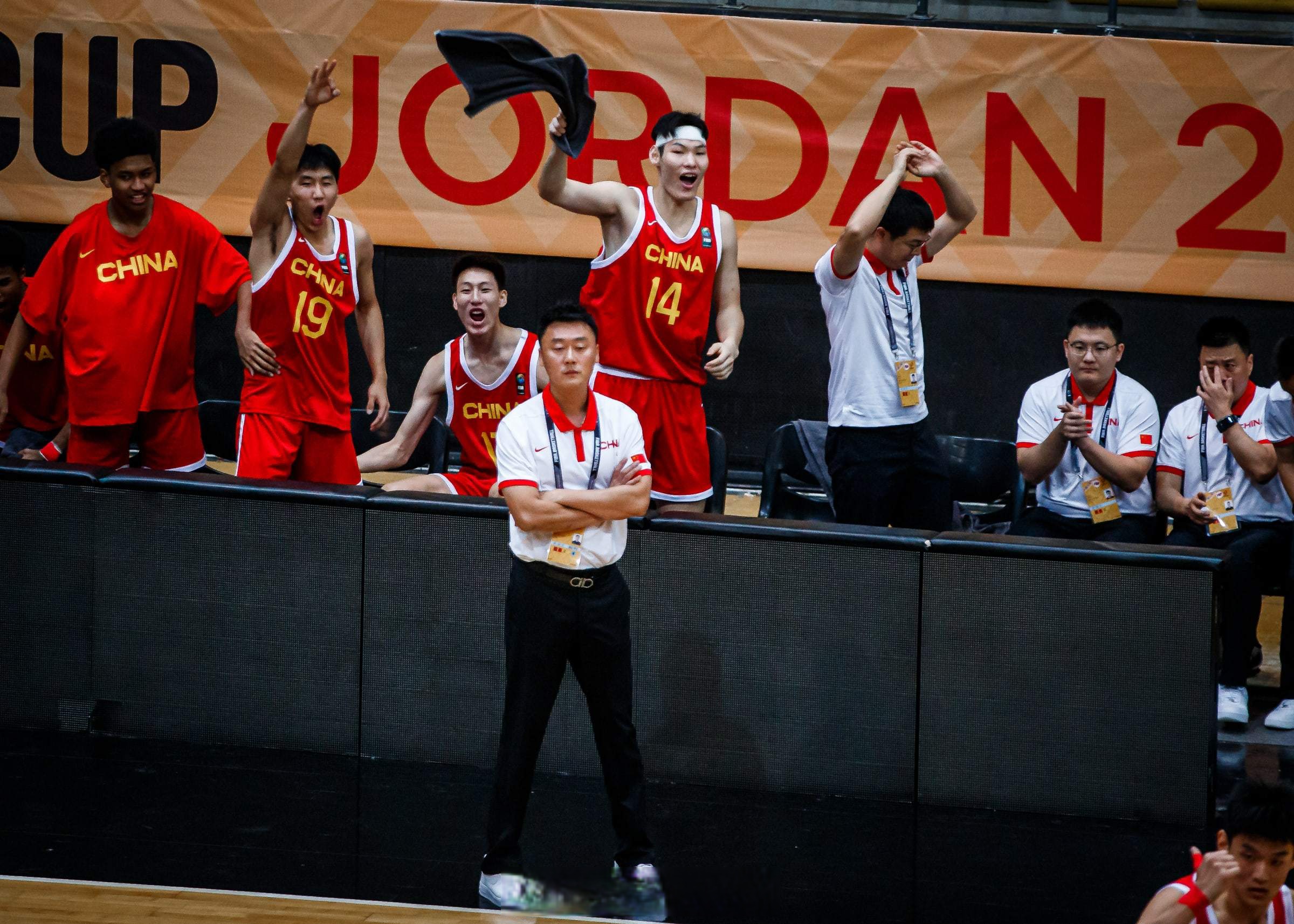 篮球职业选手技战术招数多变，场上争夺激烈