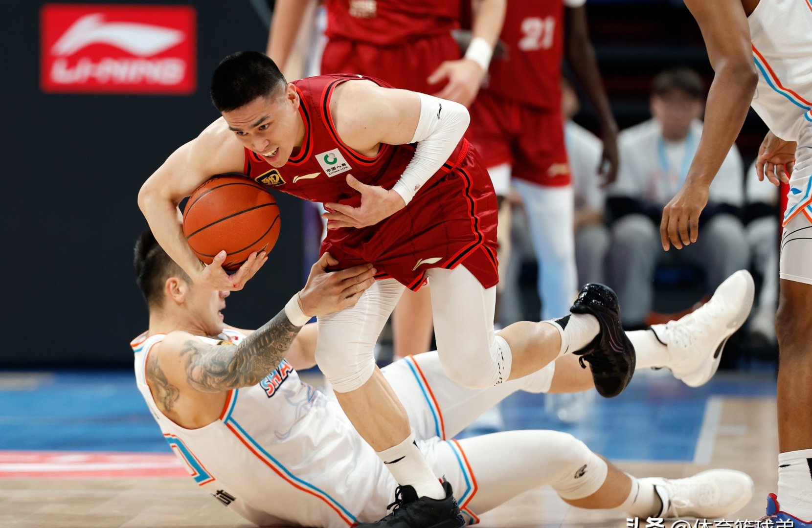 激情比赛中球员全力以赴,为胜利拼搏 激情比赛中球员全力以赴,为胜利拼搏