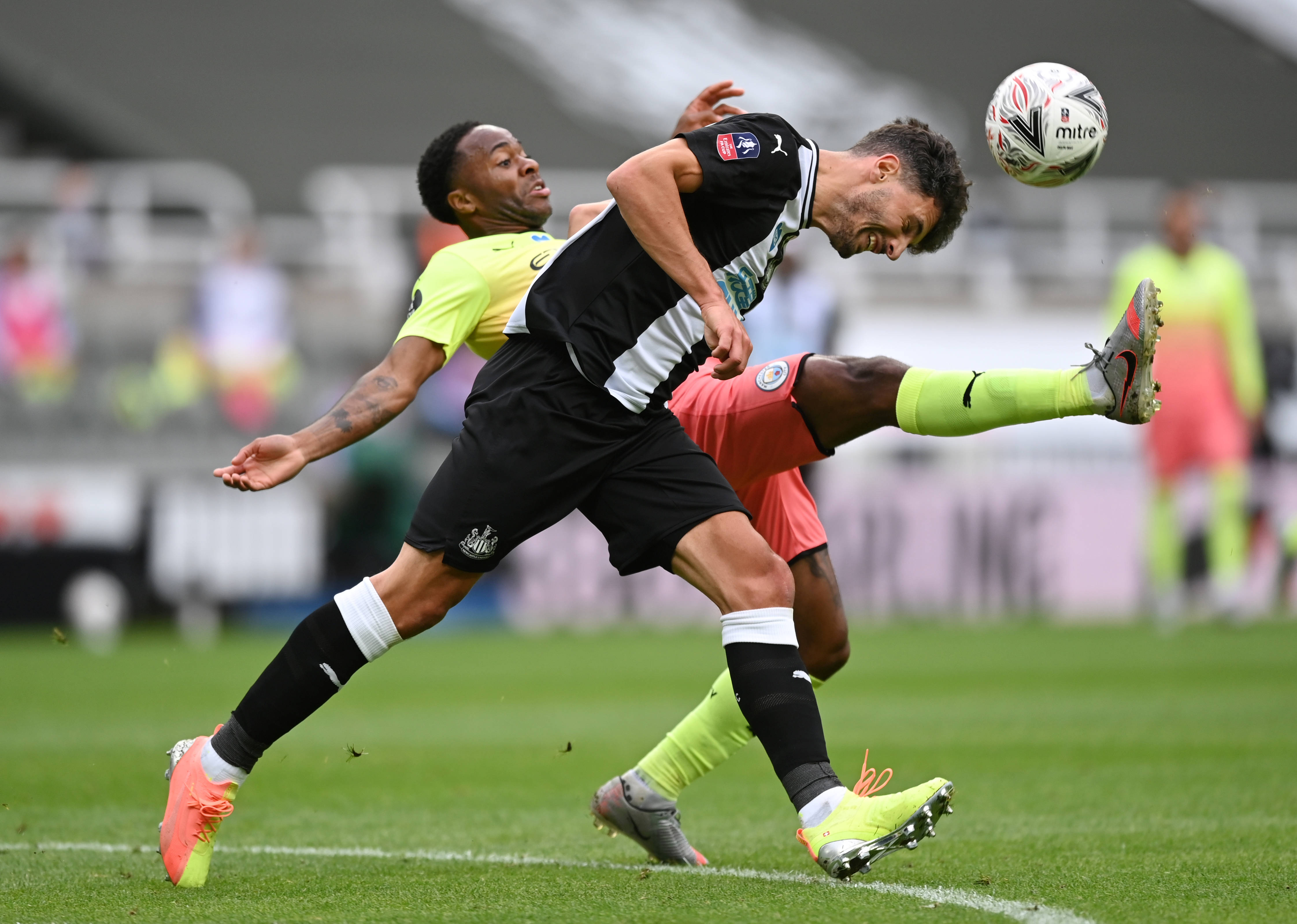 足球比赛紧张刺激,场面十分激烈 足球比赛紧张刺激,场面十分激烈