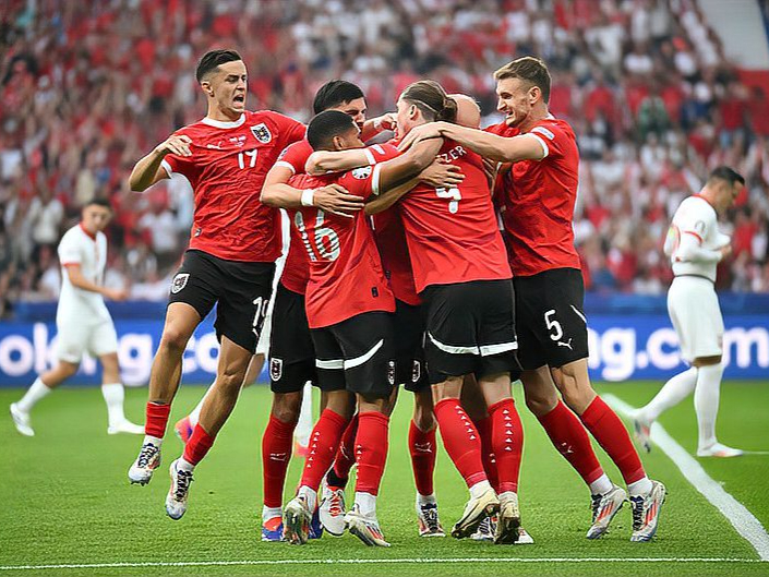 足球盛会：欧锦赛抢眼战场！