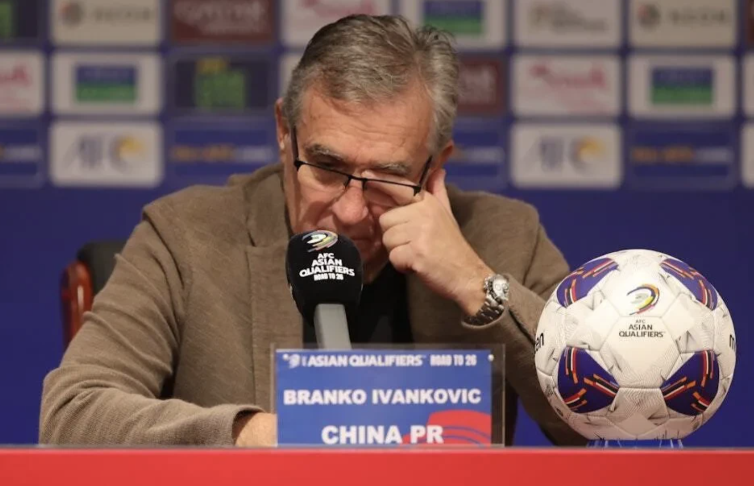 主教练解雇传闻不止，球队表现受挫