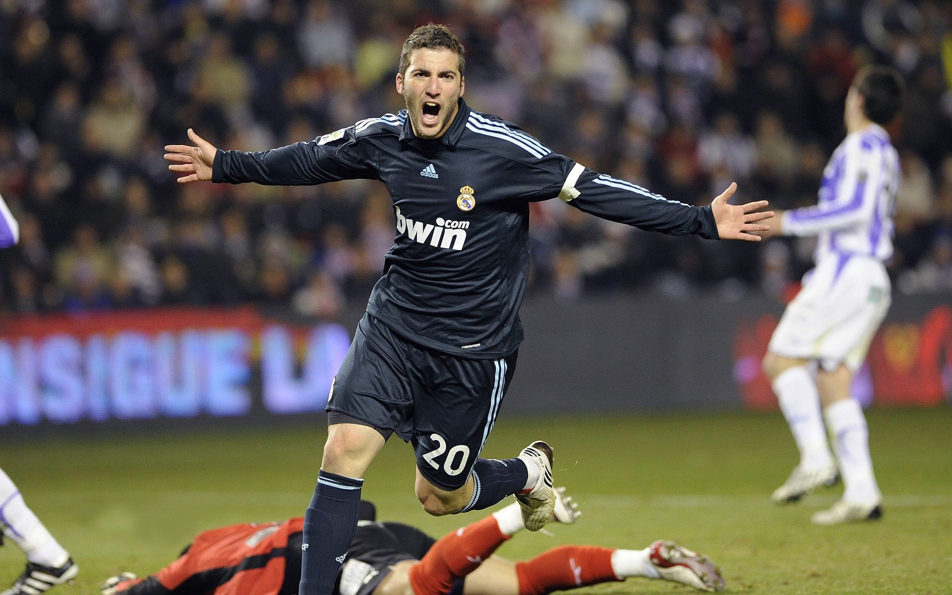 从赛道到绿茵场，F1年度争冠焦点战与巴黎淘汰比利亚雷亚尔的胜利哲学