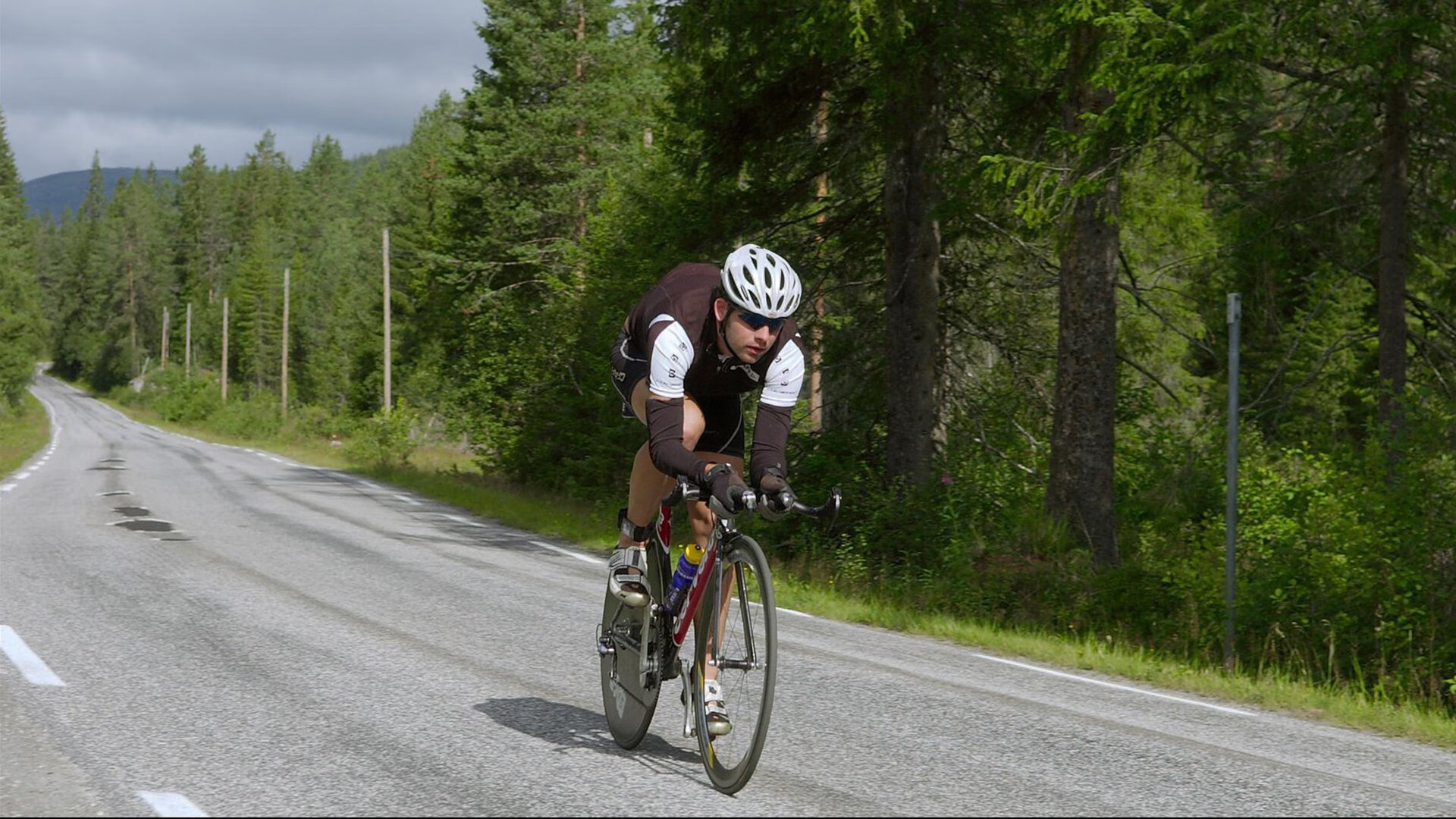突尼斯封锁巴萨，巴雷拉持续制造杀伤，一场战术与意志的较量